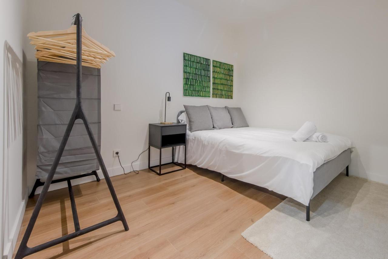 Modern Apt & Cool Interior Design En El Retiro Apartment Madrid Exterior photo
